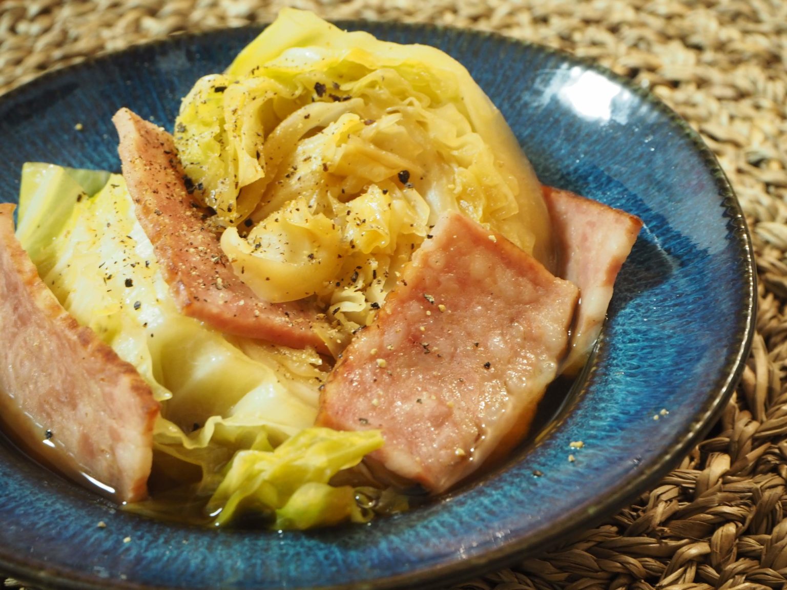 さっと煮るだけ超簡単！くたくたキャベツにしみ込むベーコンのうまみ「キャベツとベーコンの醤油煮」レシピ｜OMUMOG