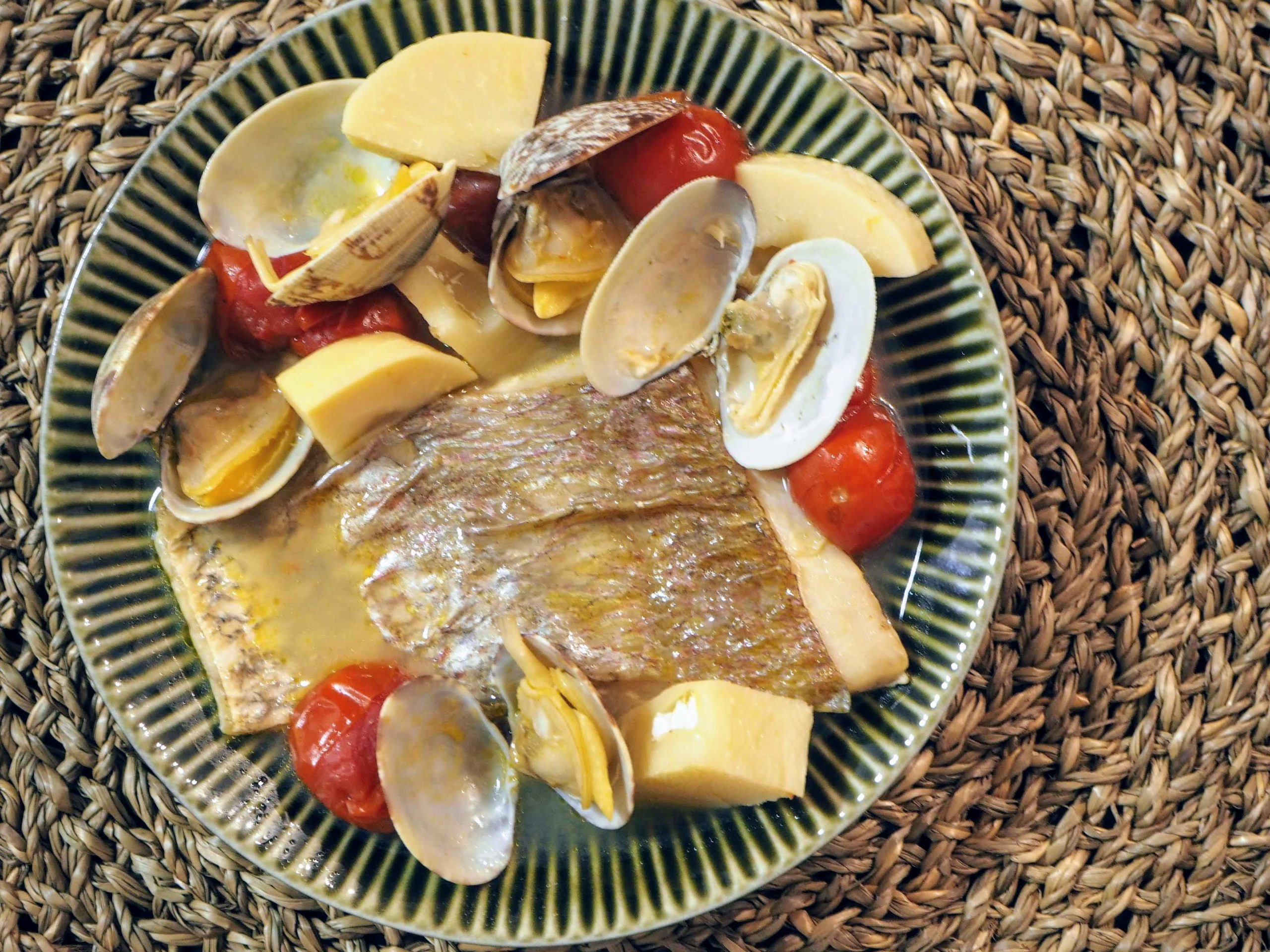 切り身でお手軽ごちそう 魚貝のうまみがたっぷり凝縮 真鯛と春野菜のアクアパッツァ レシピ Omumog